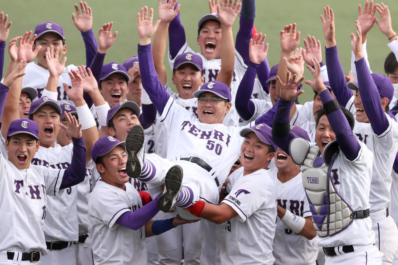 天理大対関国大　優勝を決めた天理大ナインは天理大の藤原監督（中央）を胴上げし歓喜する（撮影・上山淳一）