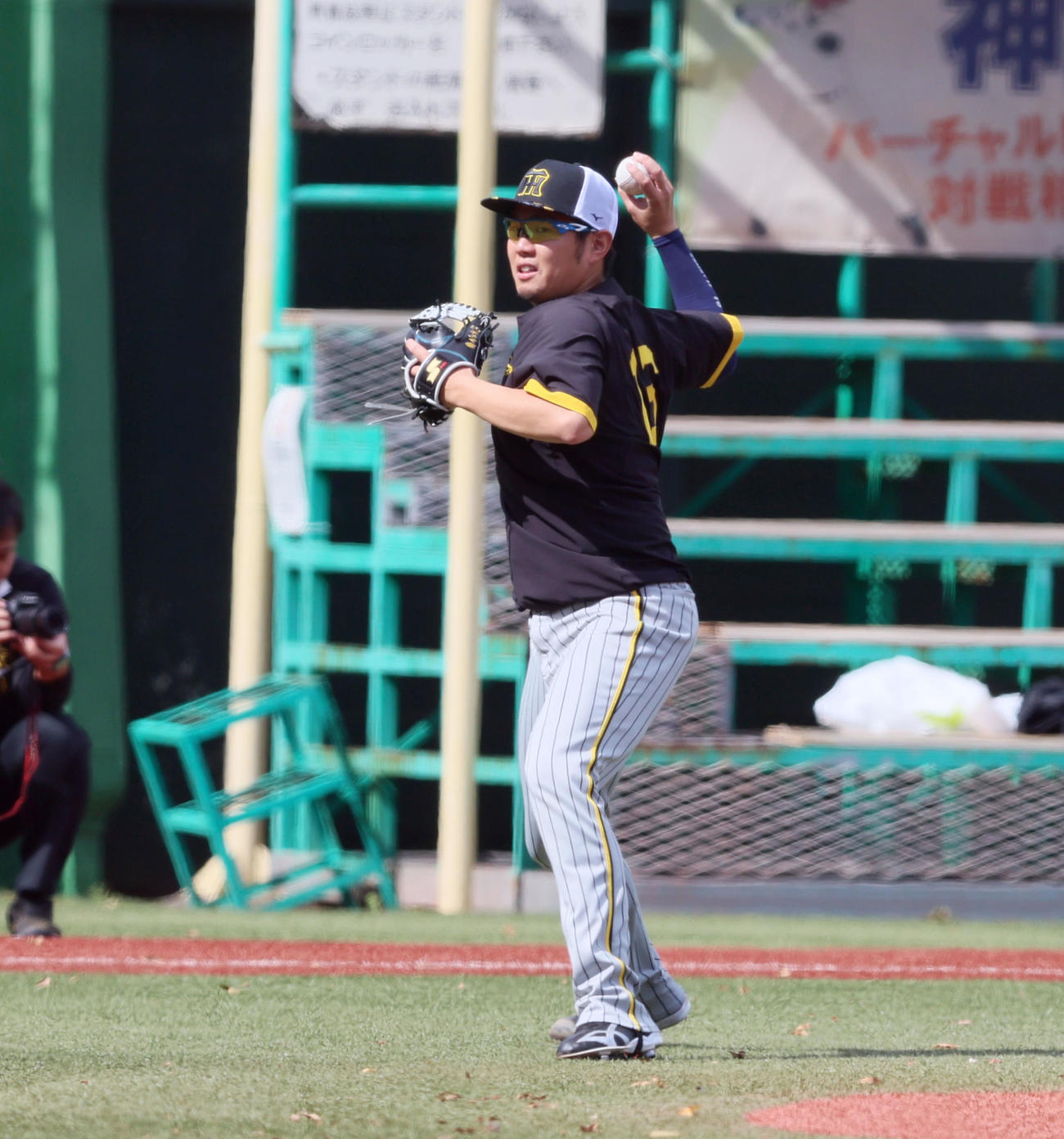 ゴロ捕球の練習を行う阪神西勇輝（撮影・加藤哉）
