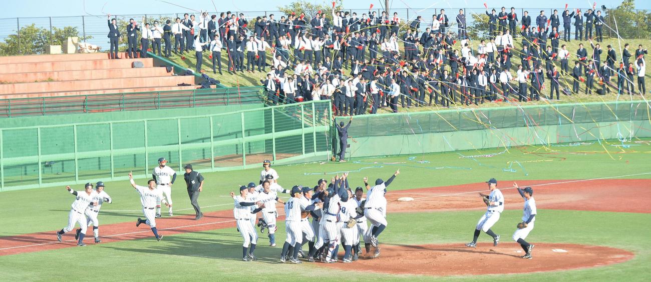 秋季リーグ連覇を決め、歓喜する仙台大ナイン（撮影・佐藤究）