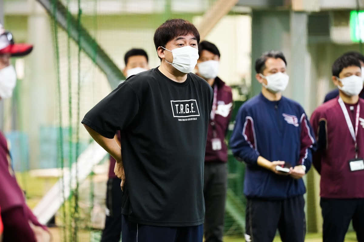 秋季練習がはじまり、選手たちへ訓示をする楽天石井GM兼監督（楽天野球団提供）