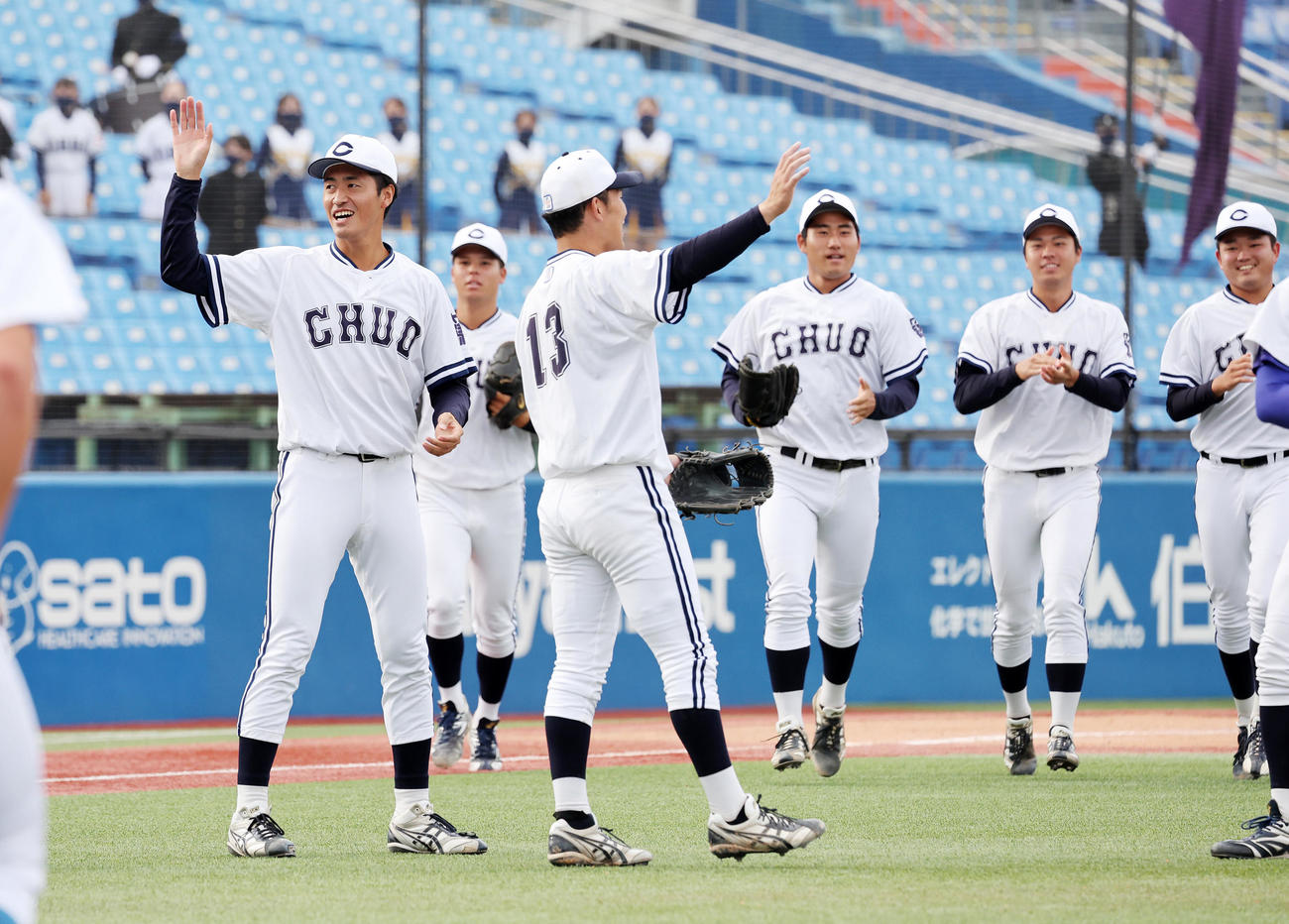 中大対青学大　勝利し喜ぶ中大の選手たち（撮影・鈴木正人）