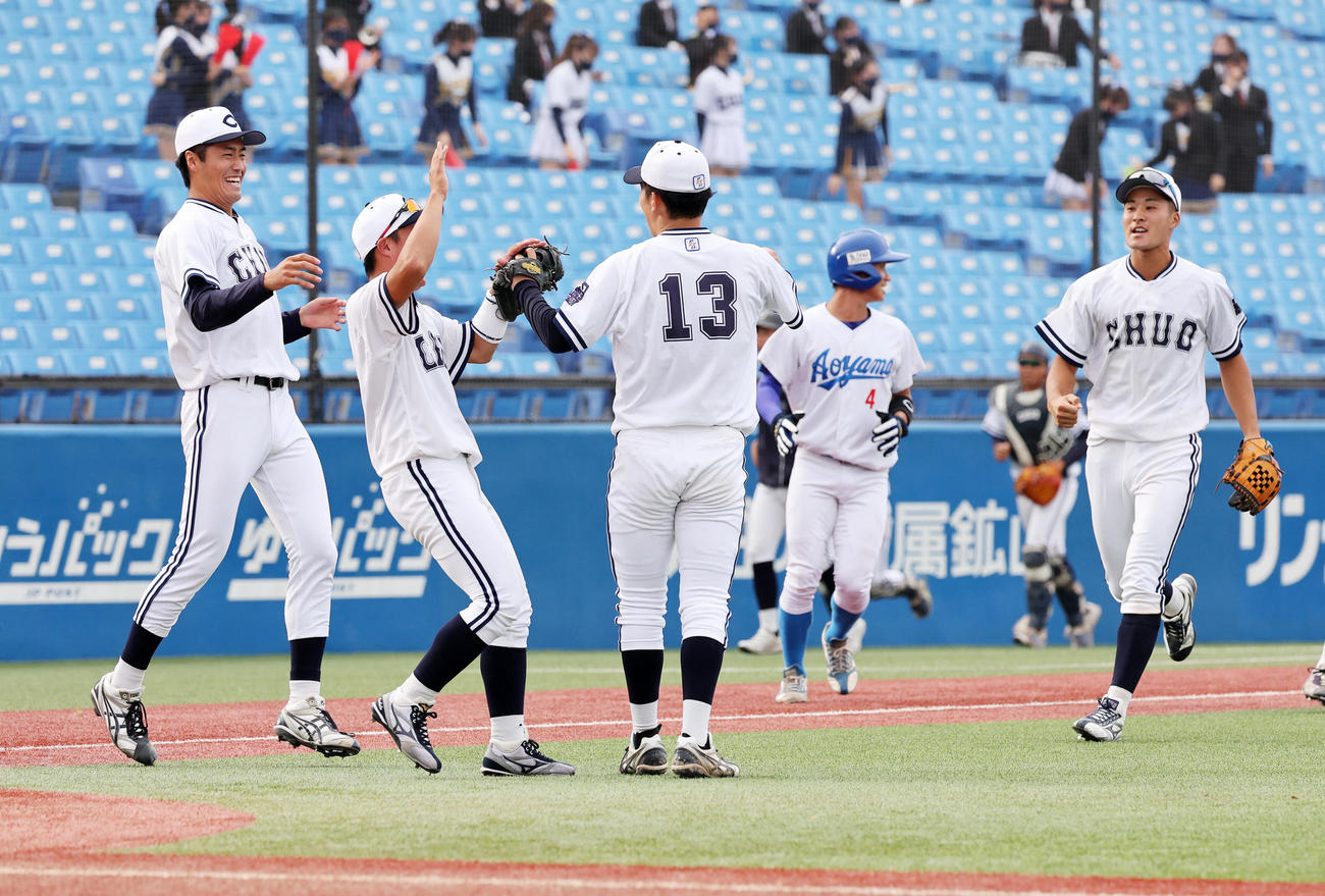 中大対青学大　勝利し喜ぶ中大の選手たち（撮影・鈴木正人）
