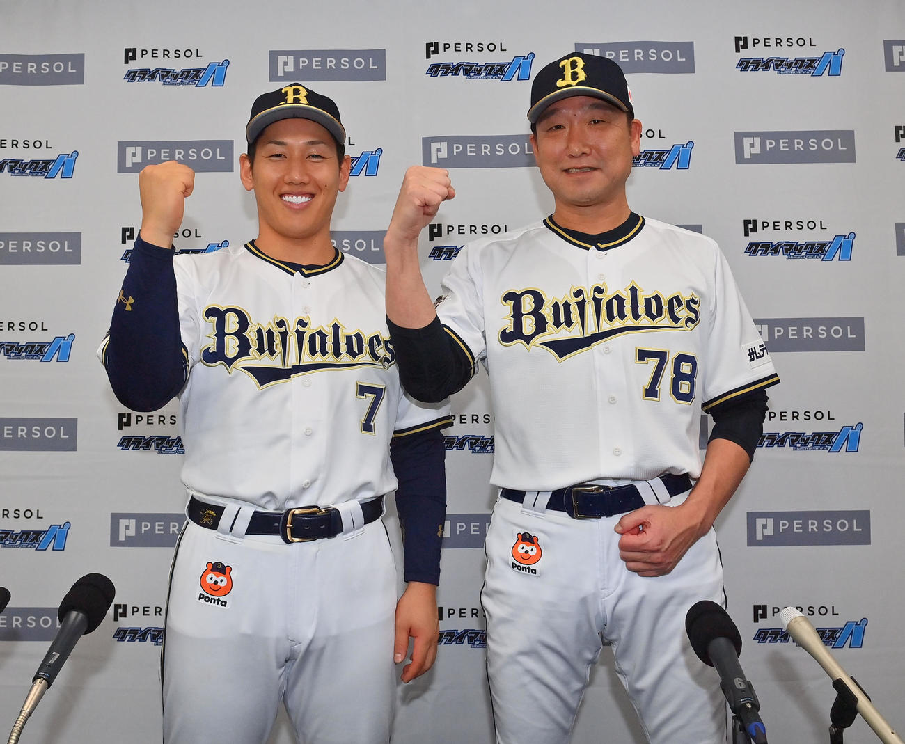CSファイナル前日会見を終えガッツポーズするオリックス中嶋監督（右）と吉田正