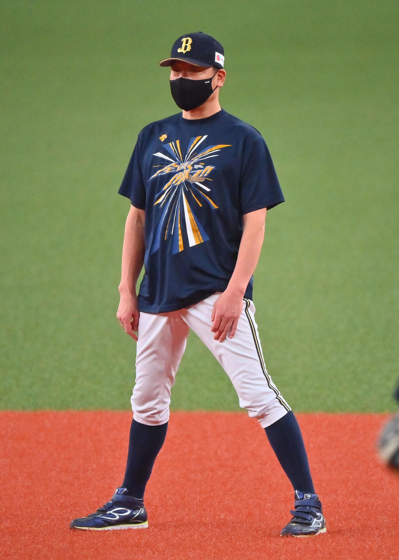 グラウンドから練習を見守るオリックス中嶋監督（撮影・和賀正仁）