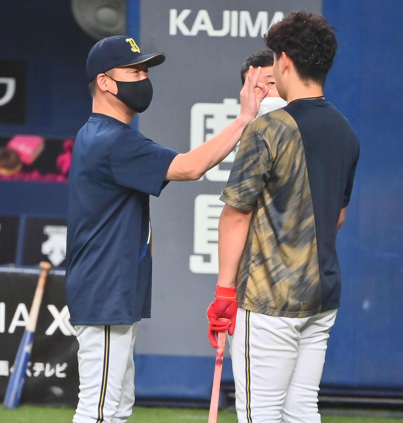紅林（右）に指でパッチンするオリックス中嶋監督（撮影・和賀正仁）