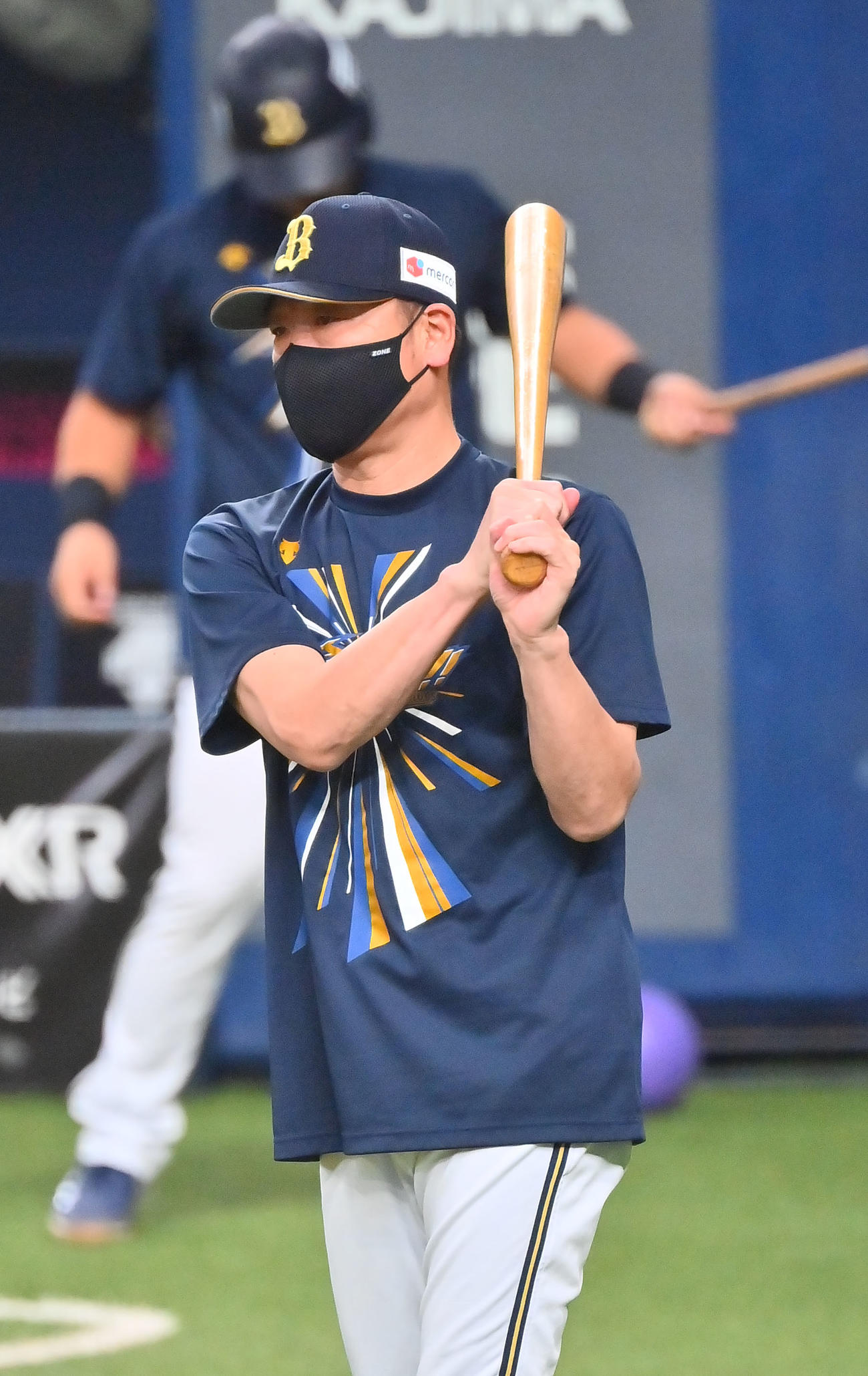 バットを持ち練習を見守るオリックス中嶋監督（撮影・和賀正仁）