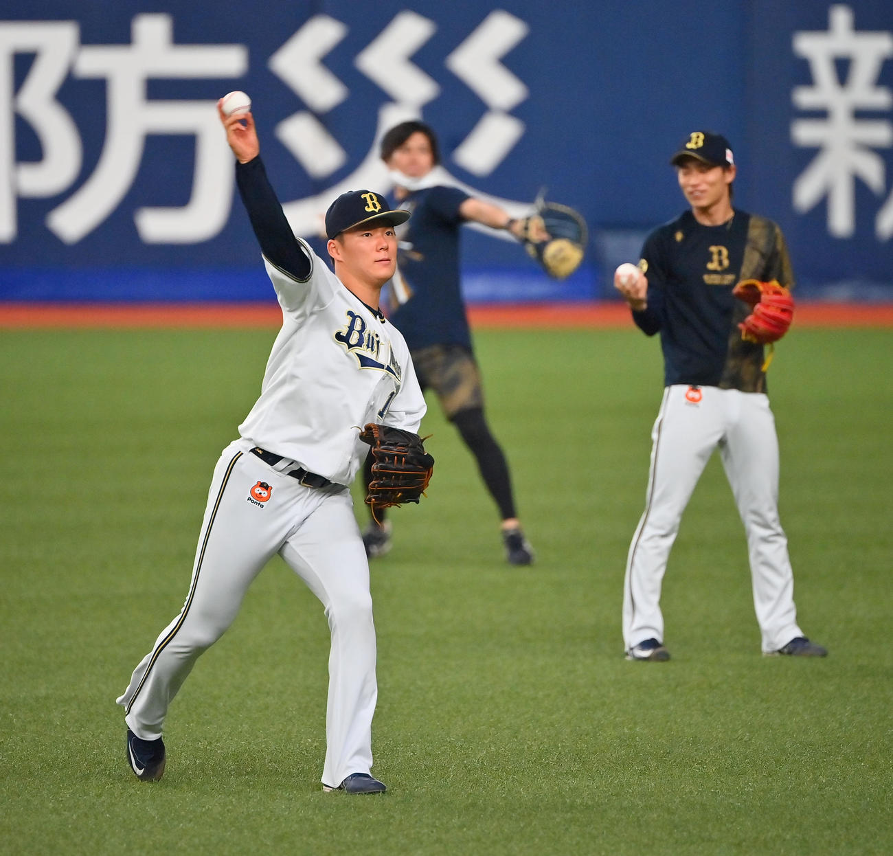 CSファイナル前日練習で笑顔でウオームアップするオリックス山本（撮影・和賀正仁）
