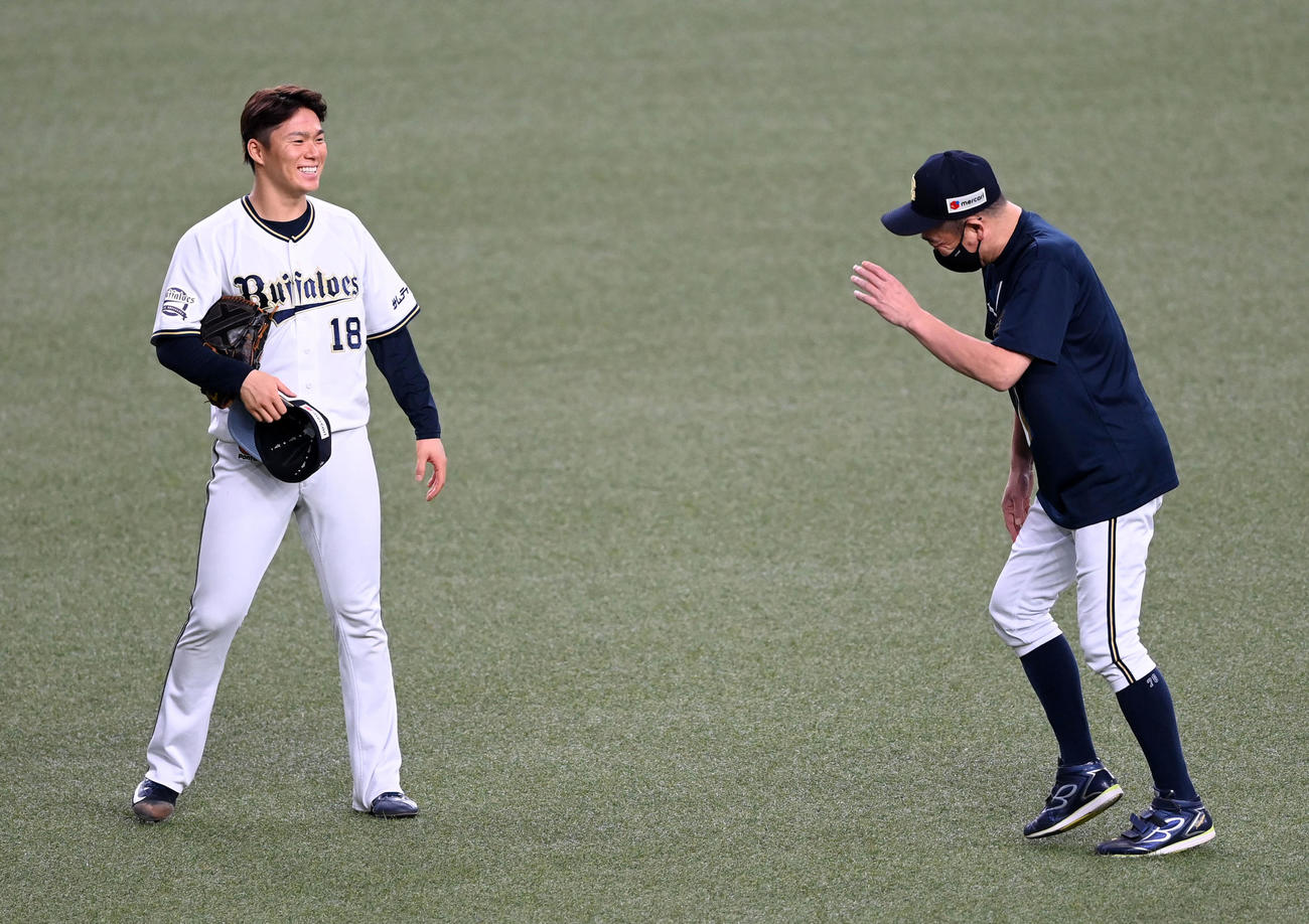 中嶋監督（右）と笑顔で話す山本（撮影・前岡正明）