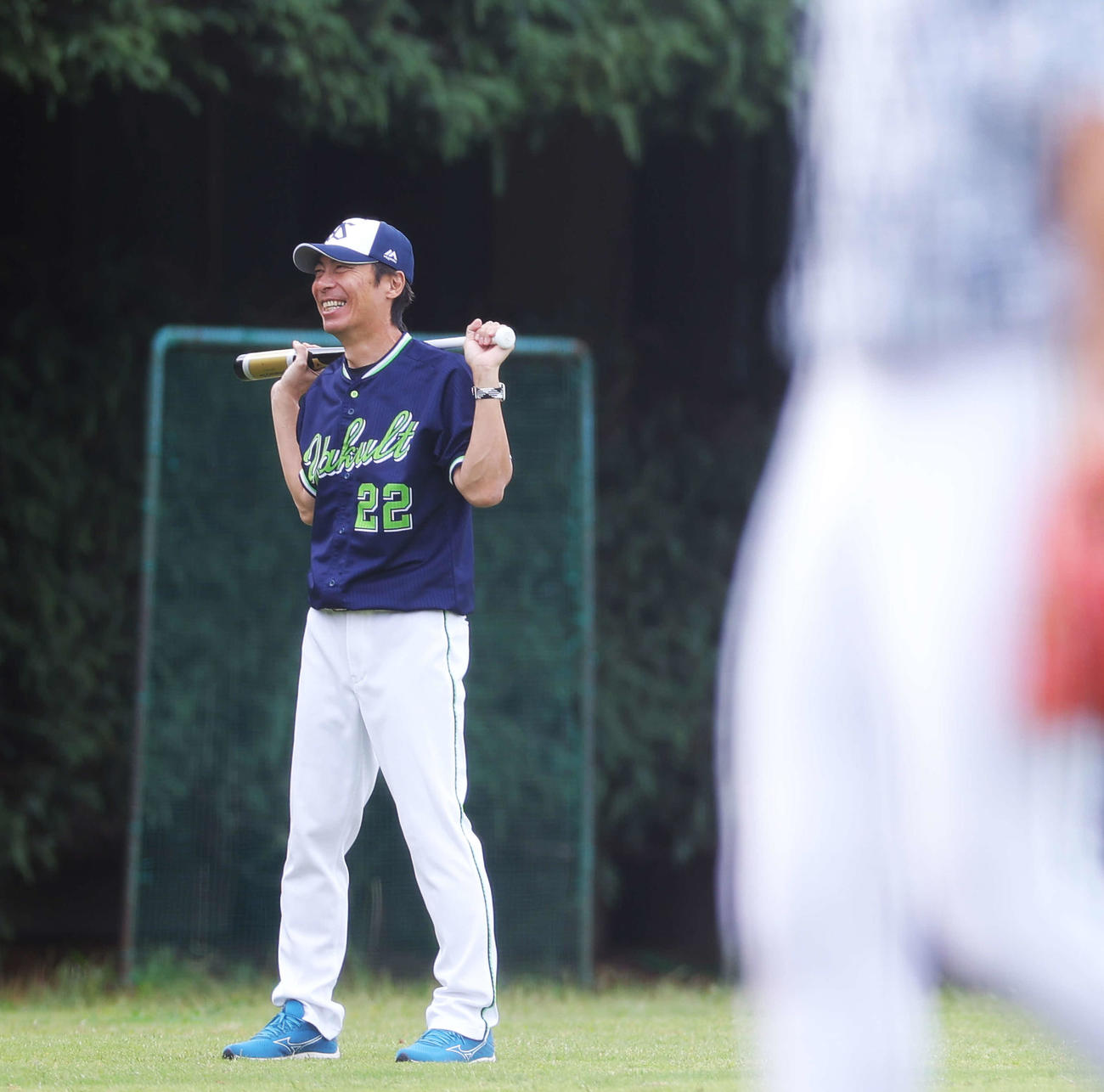 笑顔で練習を見守るヤクルト高津監督（撮影・河田真司）