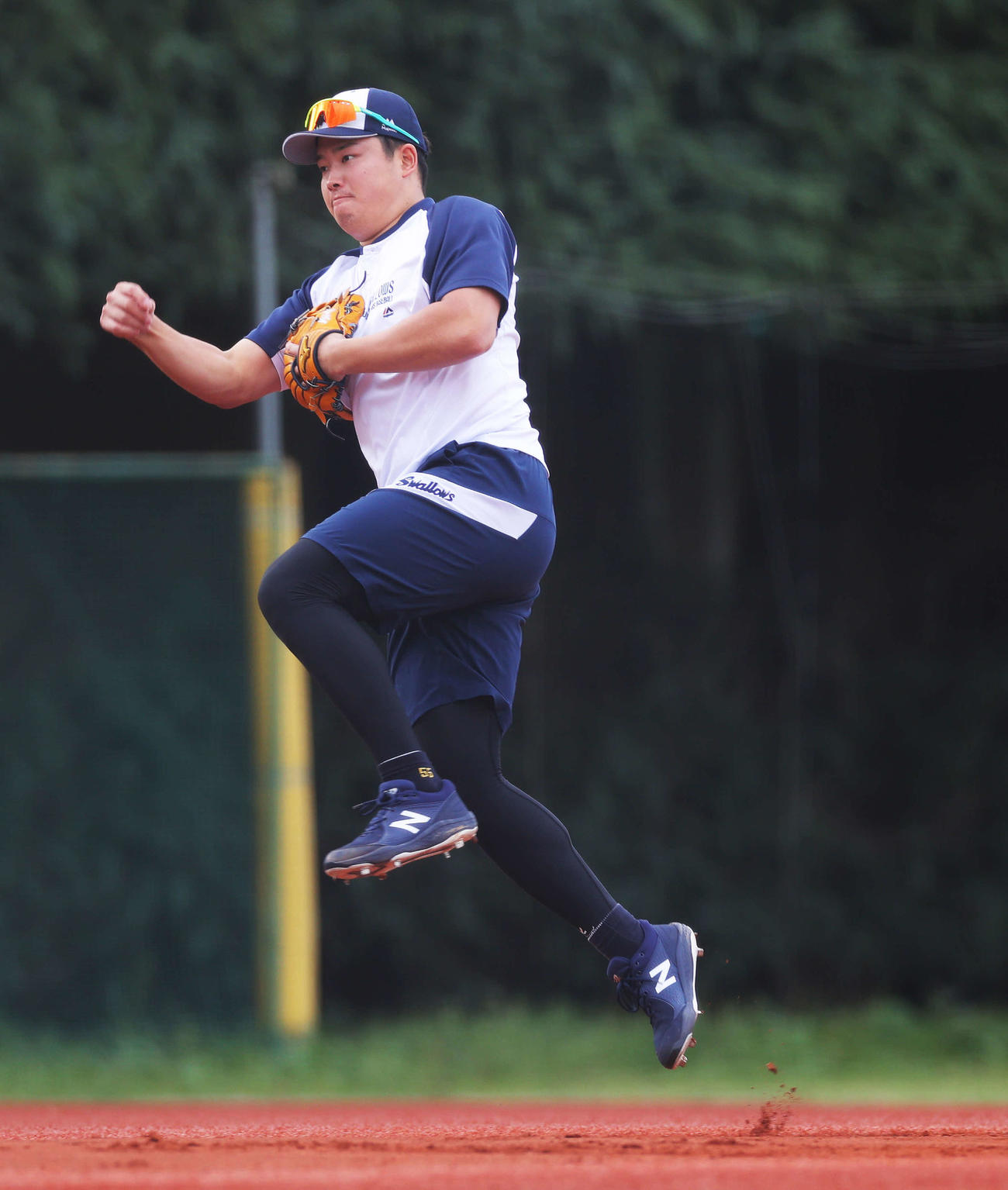 ノックで軽快な動きを見せるヤクルト村上（撮影・河田真司）