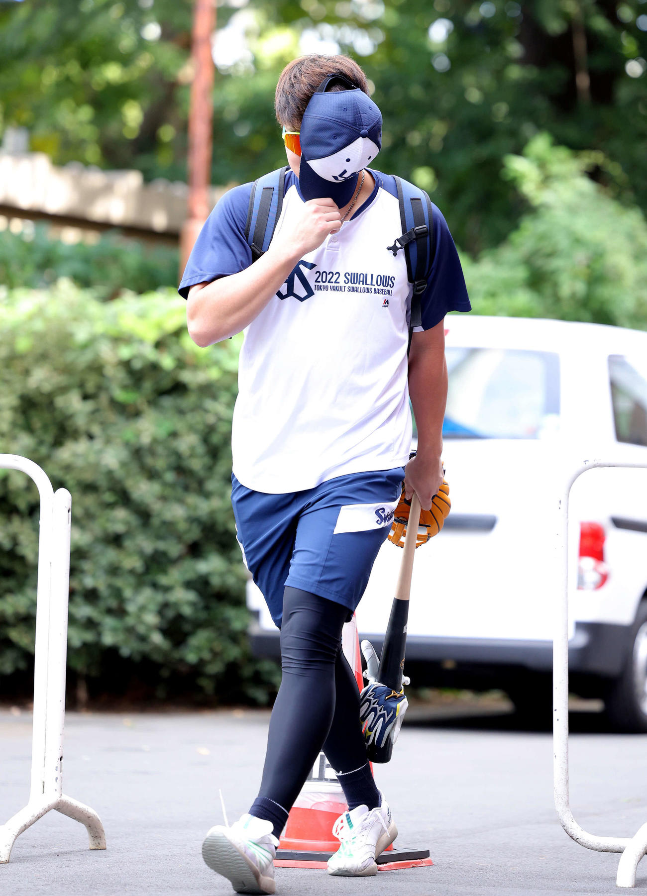 帽子で顔を隠しながら練習場に向かうヤクルト村上（撮影・河田真司）