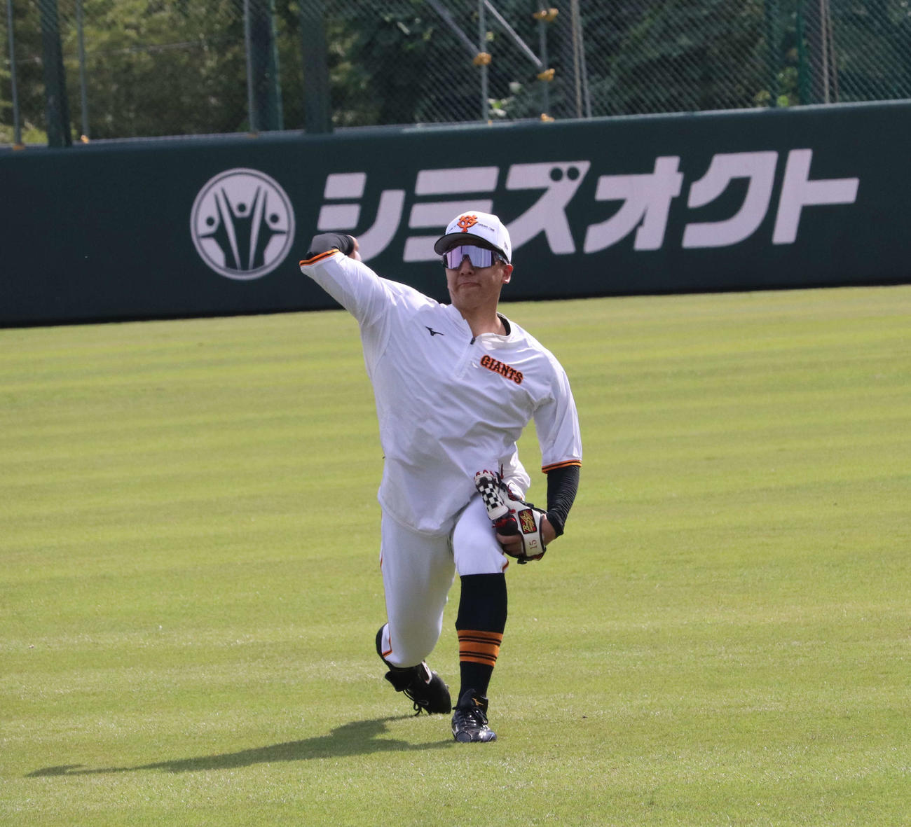 ジャイアンツ球場での秋季練習、キャッチボールする巨人大勢（撮影・小早川宗一郎）