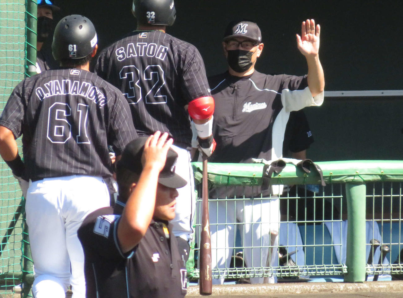 フェニックスリーグのオリックス戦で本塁打を放った佐藤都らを迎えるロッテ吉井新監督（右）（撮影・金子真仁）