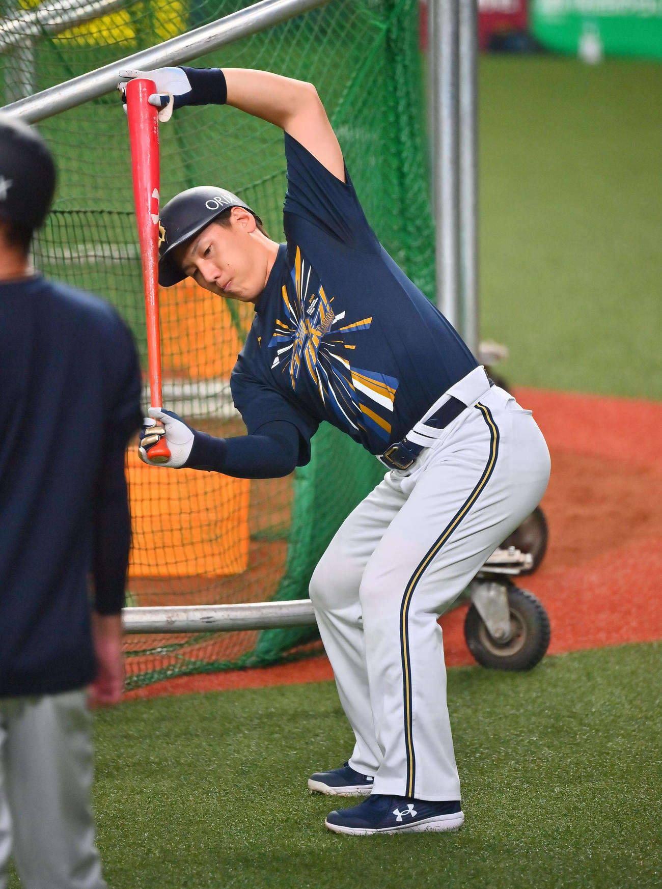 打撃前にウオームアップするオリックス吉田正（撮影・和賀正仁）