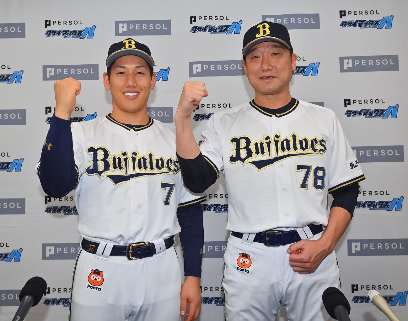 CSファイナル前日会見を終えガッツポーズするオリックス中嶋監督（右）と吉田正