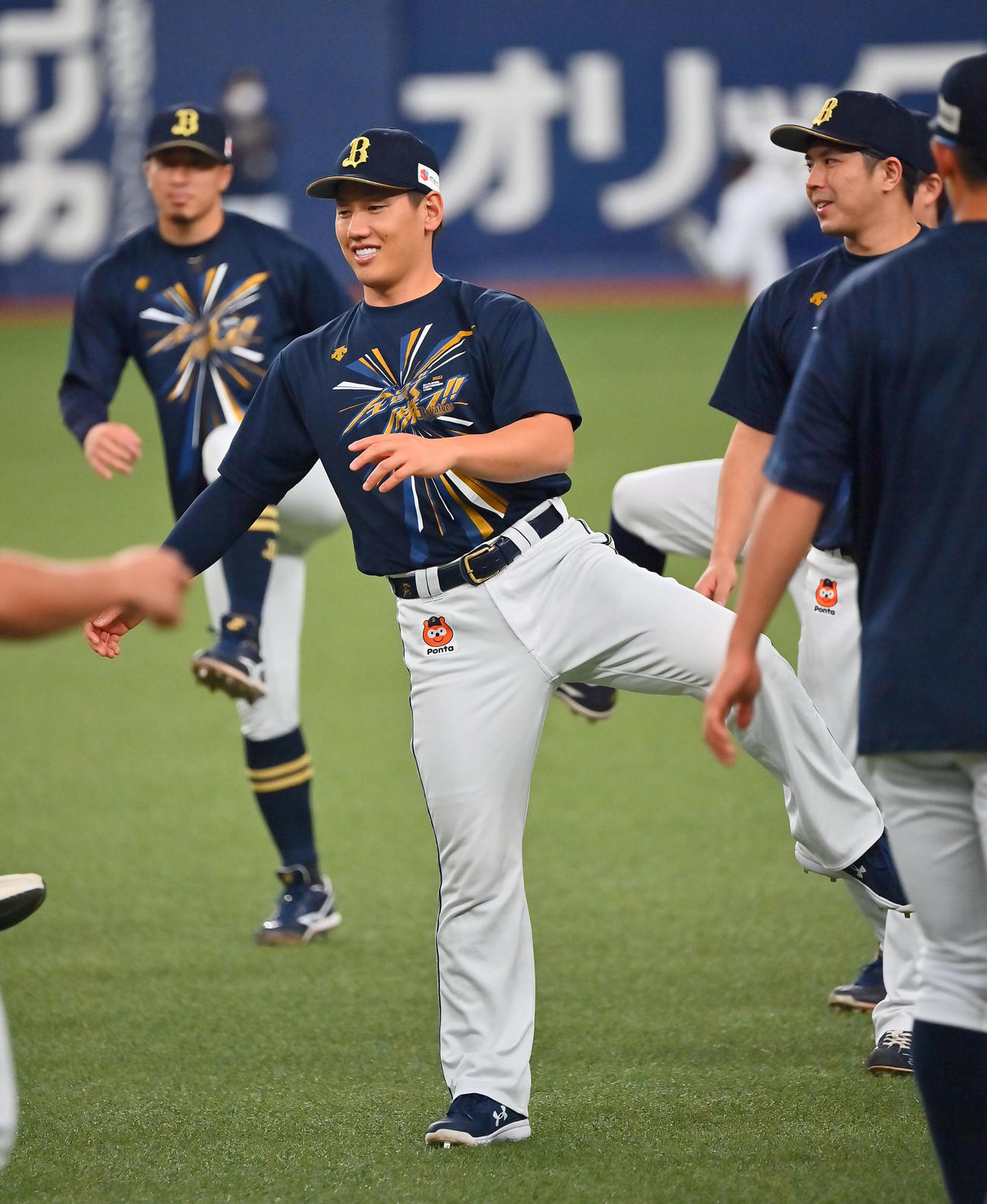 CSファイナル前日練習、笑顔でウオームアップするオリックス吉田正（撮影・和賀正仁）