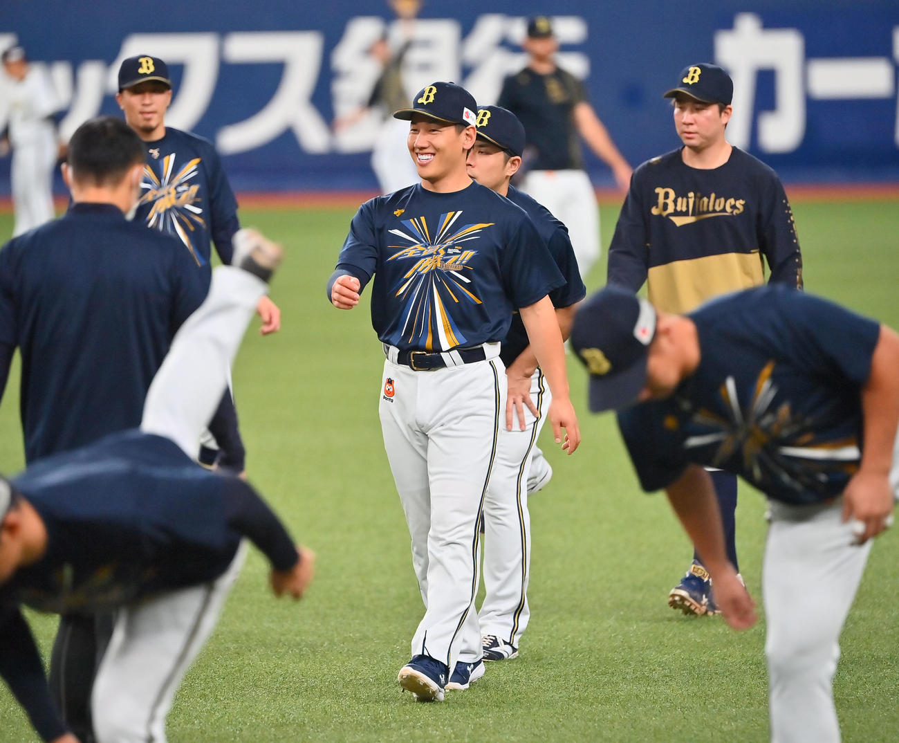 CSファイナル前日練習、笑顔でウオームアップするオリックス吉田正（撮影・和賀正仁）
