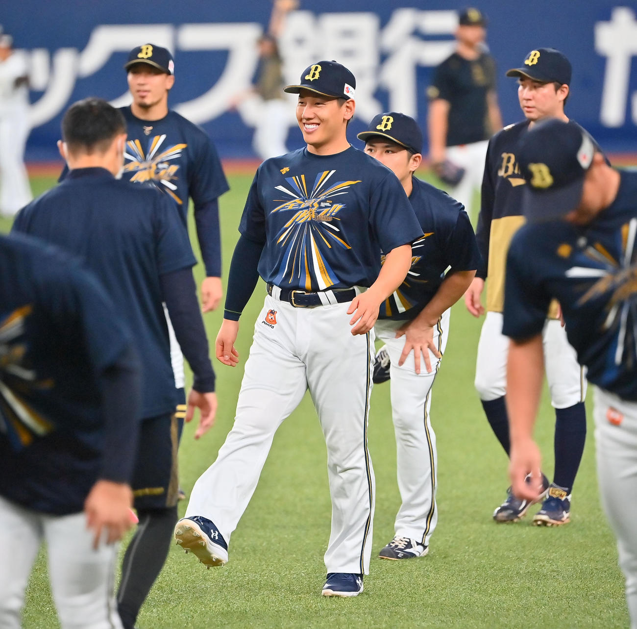 CSファイナル前日練習、笑顔でウオームアップするオリックス吉田正（撮影・和賀正仁）
