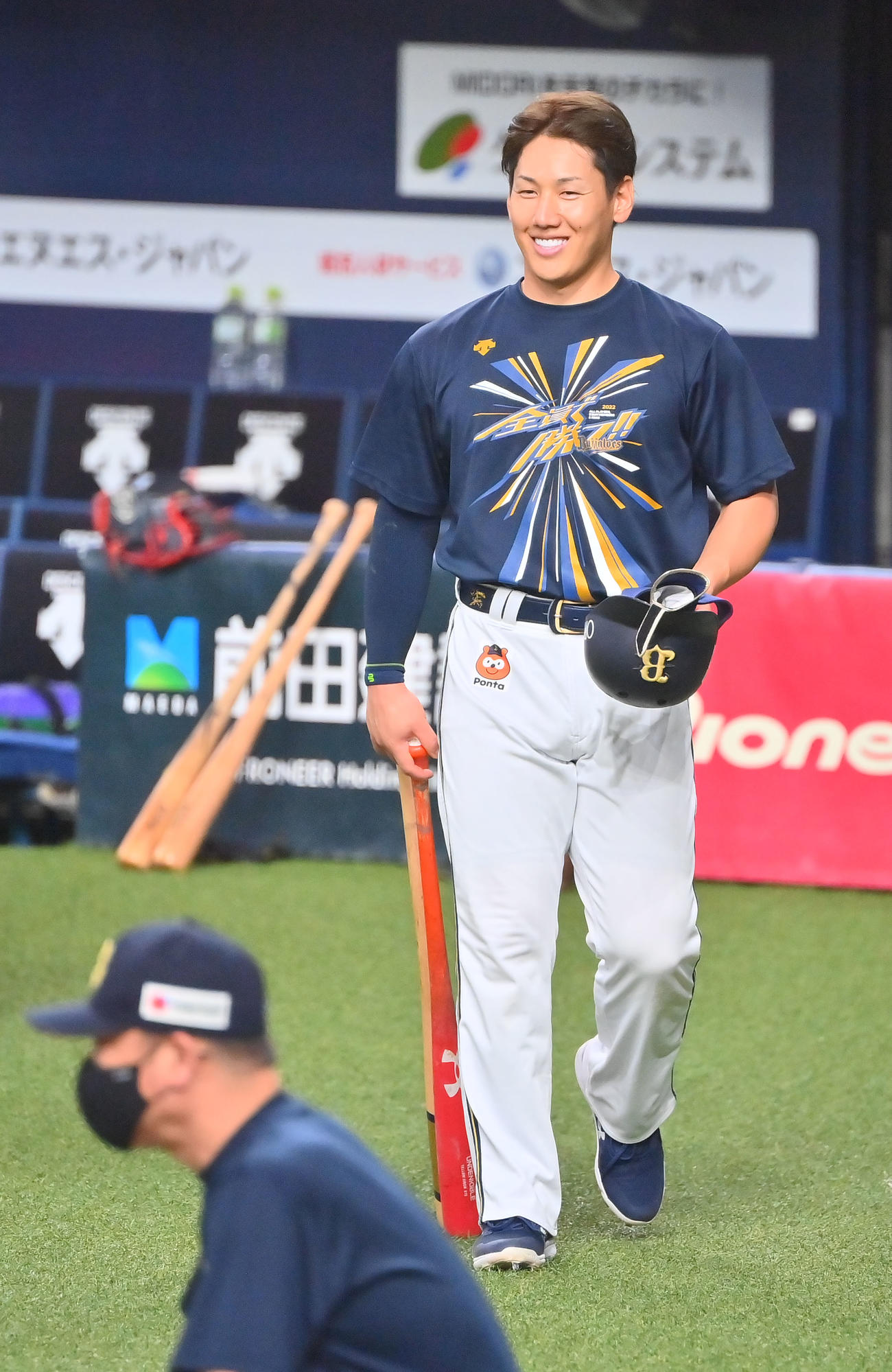 CSファイナル前日練習、笑顔で打撃に向かうするオリックス吉田正（撮影・和賀正仁）