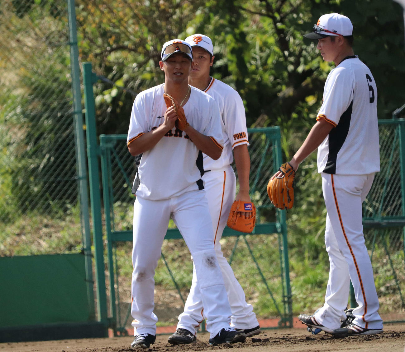 ジャイアンツ球場での秋季練習、平らなトレーニンググラブでノックを受ける巨人吉川（撮影・小早川宗一郎）