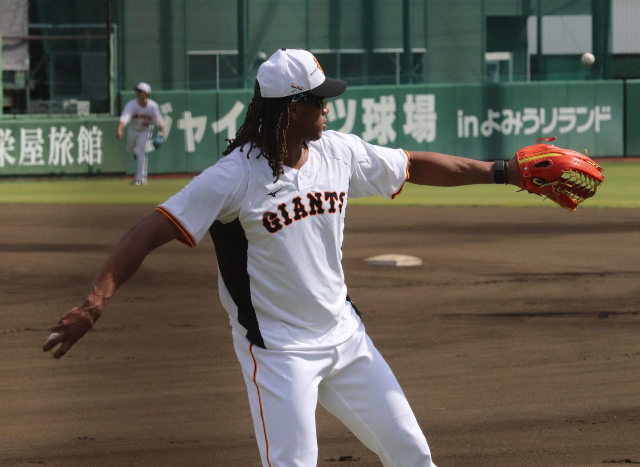 ジャイアンツ球場での秋季練習、キャッチボールする巨人ウォーカー（撮影・小早川宗一郎）
