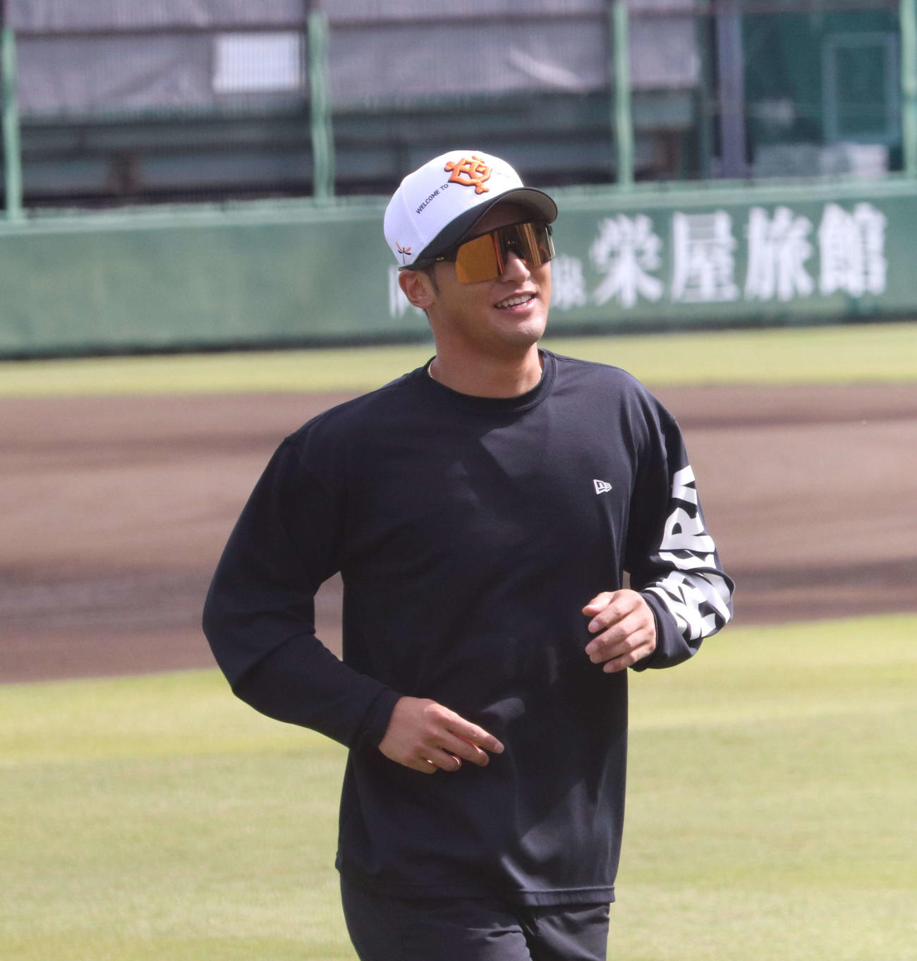ジャイアンツ球場での秋季練習、ランニングをする巨人吉川（撮影・小早川宗一郎）