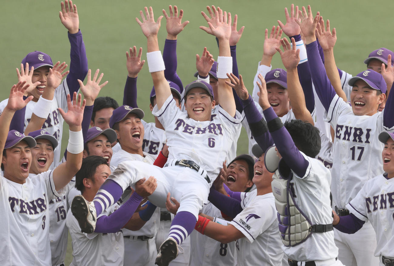 天理大対関国大　優勝を決めた天理大ナインは友杉（中央）を胴上げする（撮影・上山淳一）