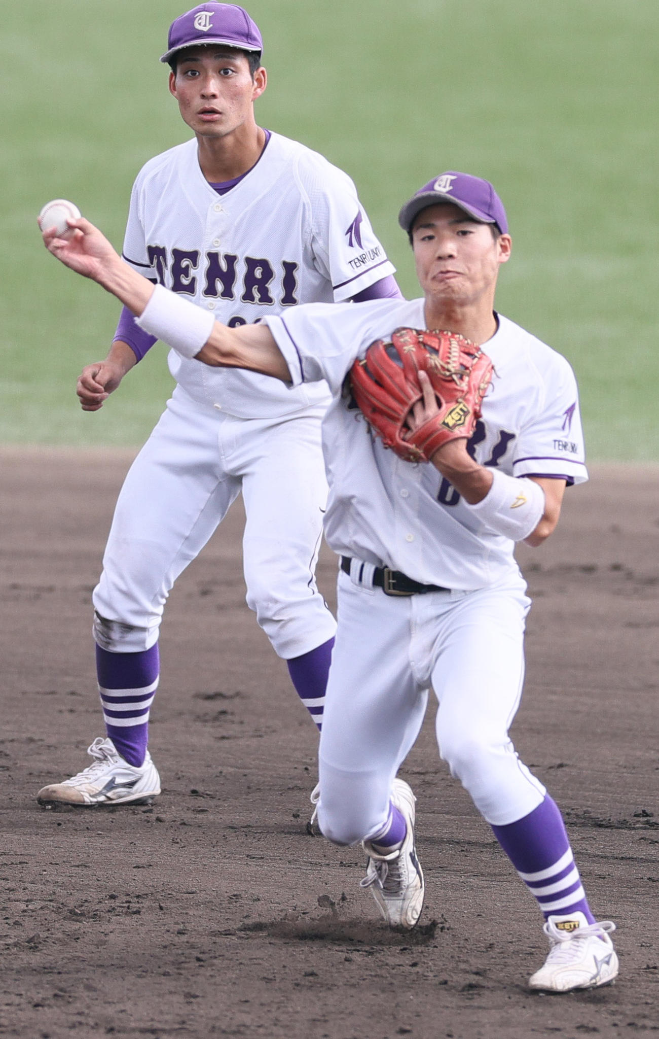 天理大対関国大　7回裏関国大1死一塁、遊撃手友杉（手前）は山添の遊ゴロで併殺を奪う。左は二塁手下林（撮影・上山淳一）