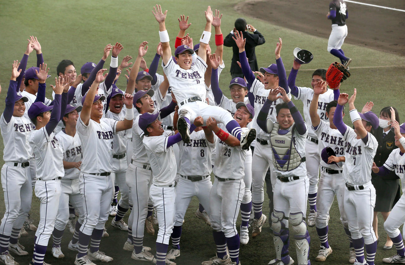 天理大対関国大　優勝を決めた天理大ナインは友杉（中央）を胴上げする（撮影・上山淳一）