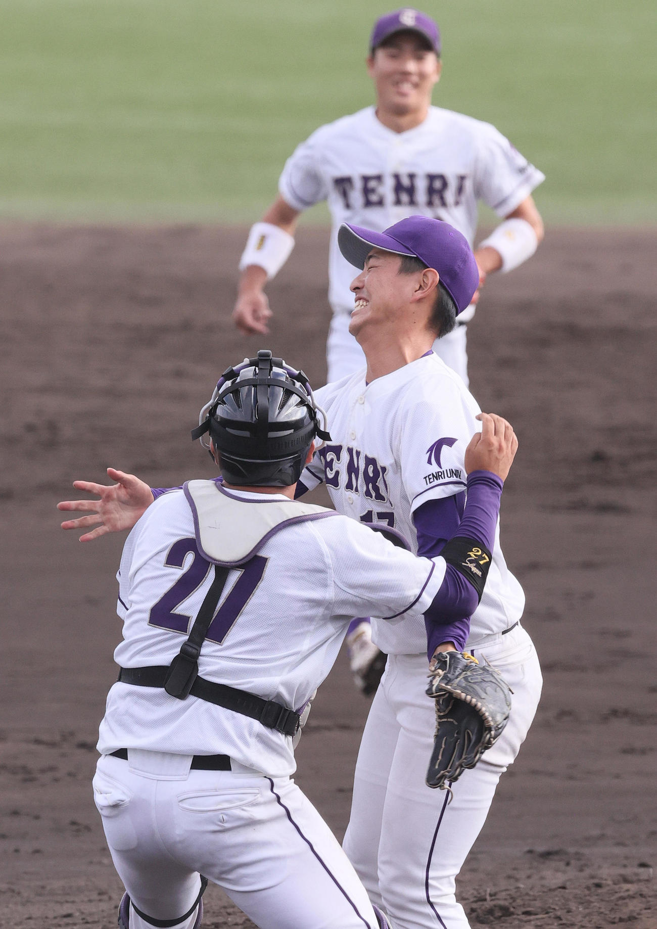 天理大対関国大　優勝を決めマウンドで歓喜する天理大の真城（中央）ら（撮影・上山淳一）