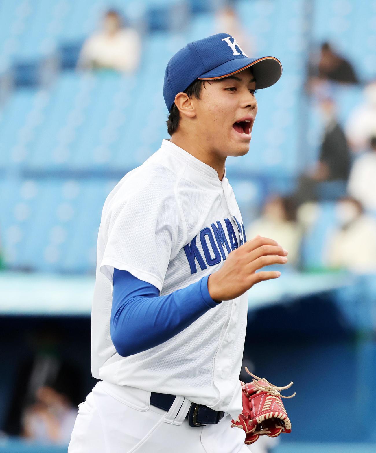 駒大対亜大　3回裏、亜大の攻撃を抑え雄たけびを上げる駒大・エーアン（撮影・鈴木正人）