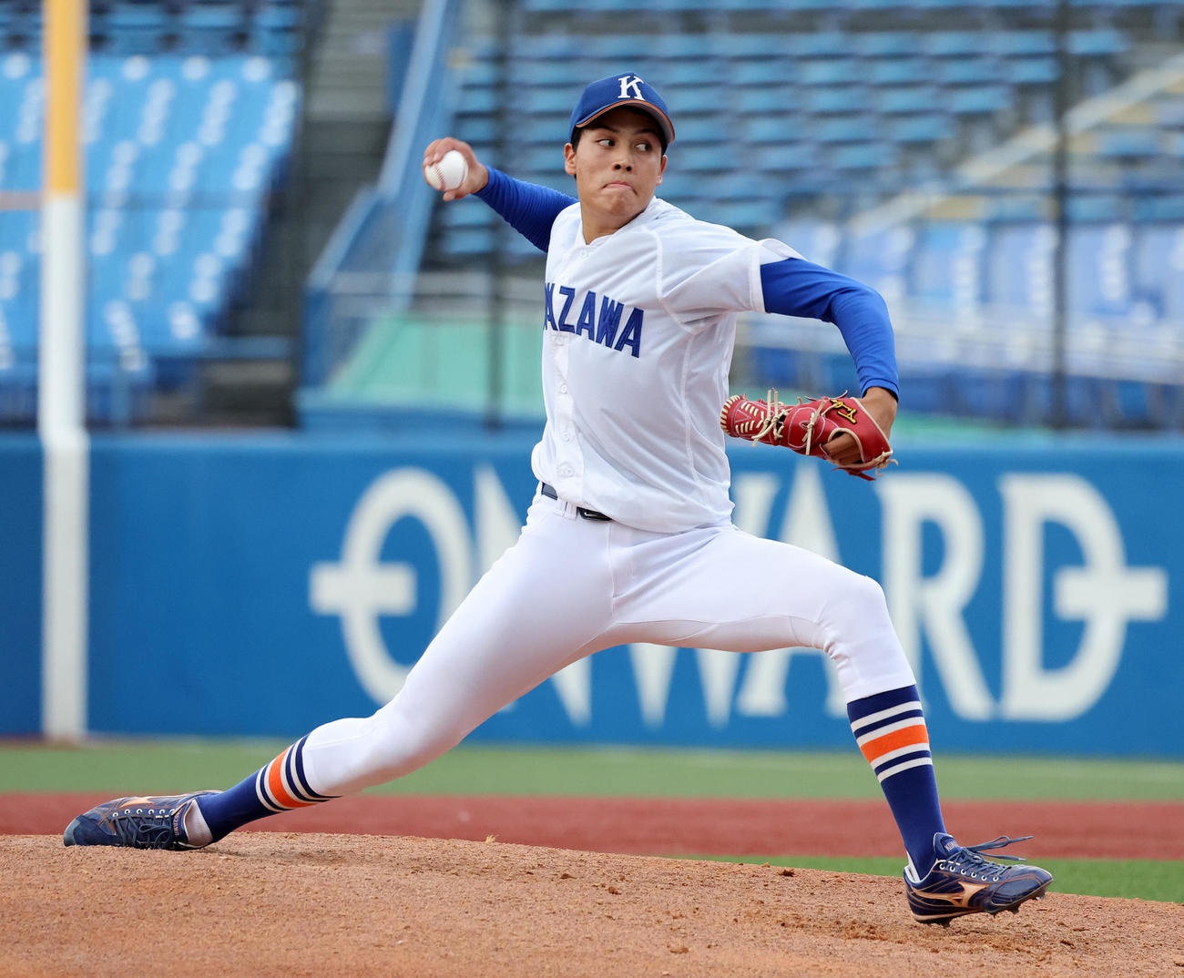 駒大対亜大　力投する駒大先発のエーアン（撮影・鈴木正人）