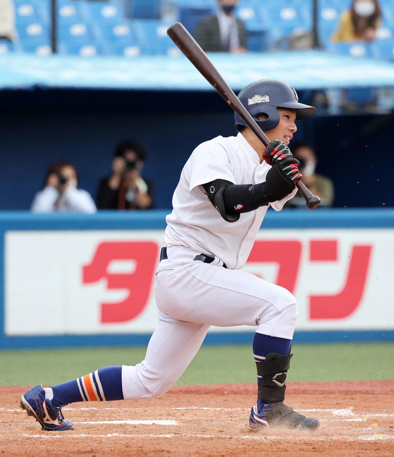 駒大対亜大　3回表駒大2死二塁、与倉は右前適時打を放つ（撮影・鈴木正人）