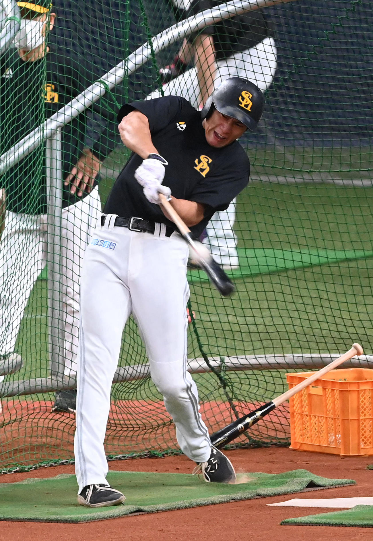 打撃練習を行う柳田（撮影・前岡正明）