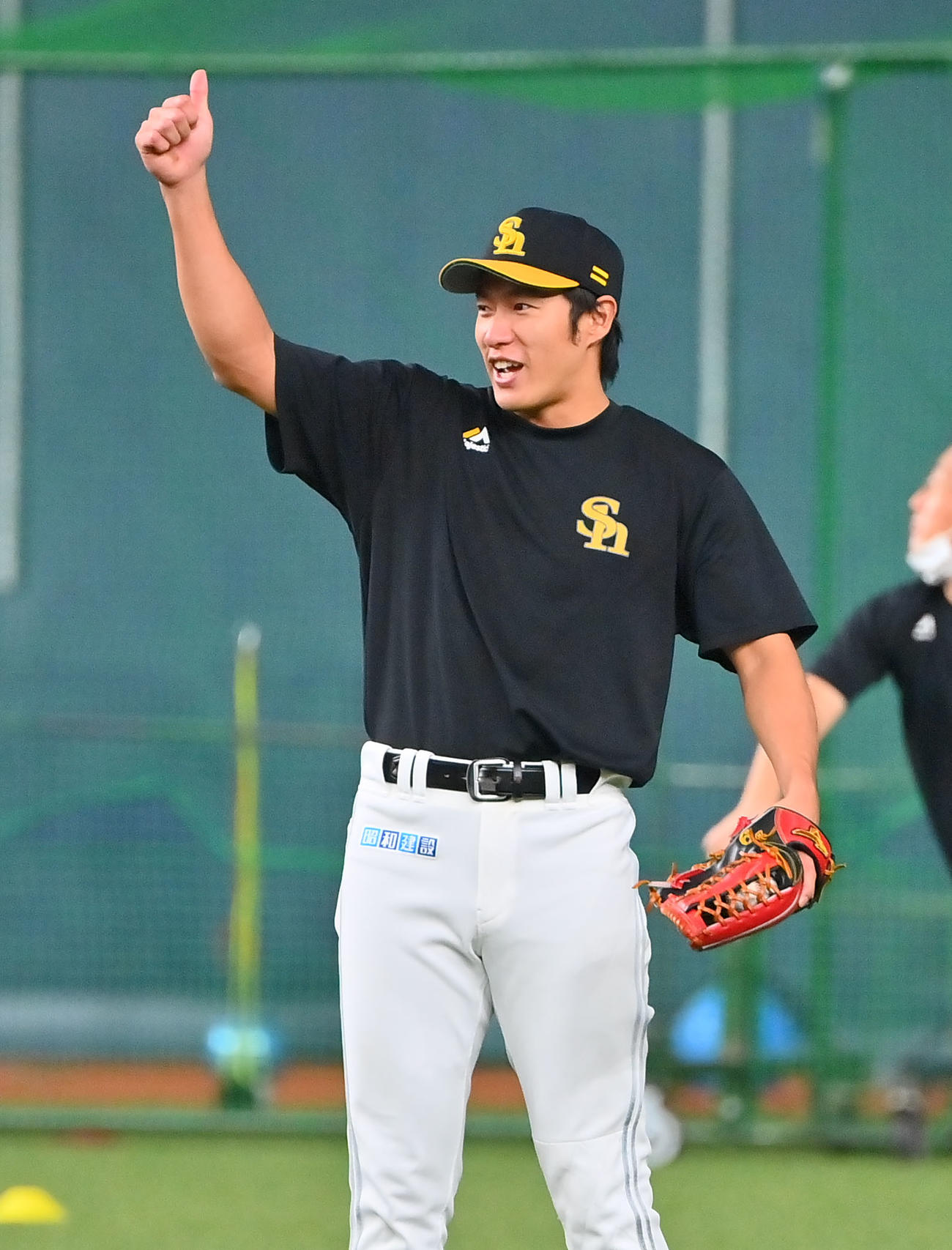 守備練習でサムズアップポーズのソフトバンク柳田（撮影・和賀正仁）