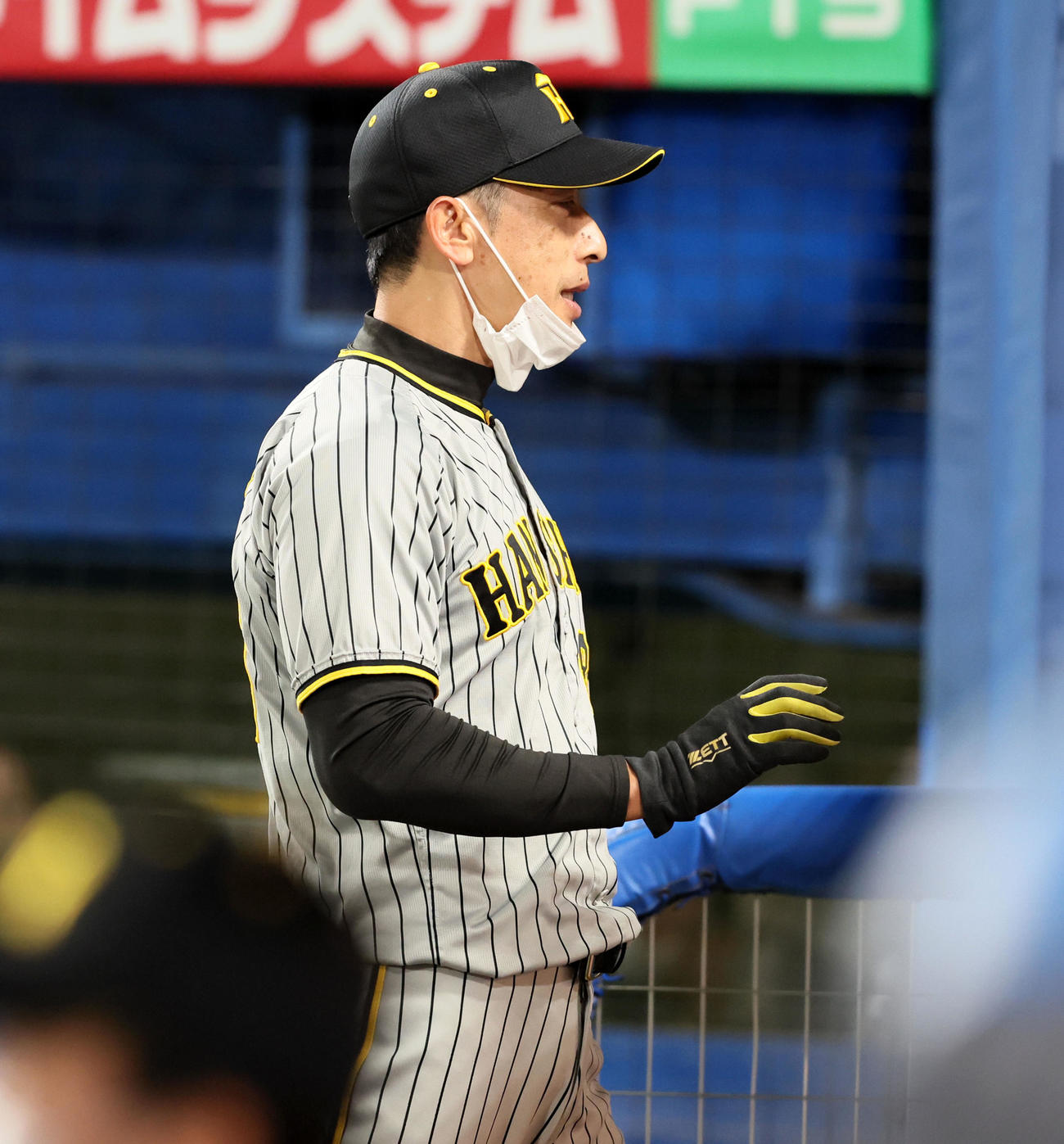ヤクルト対阪神　5回裏、選手交代を告げる矢野監督（撮影・加藤哉）