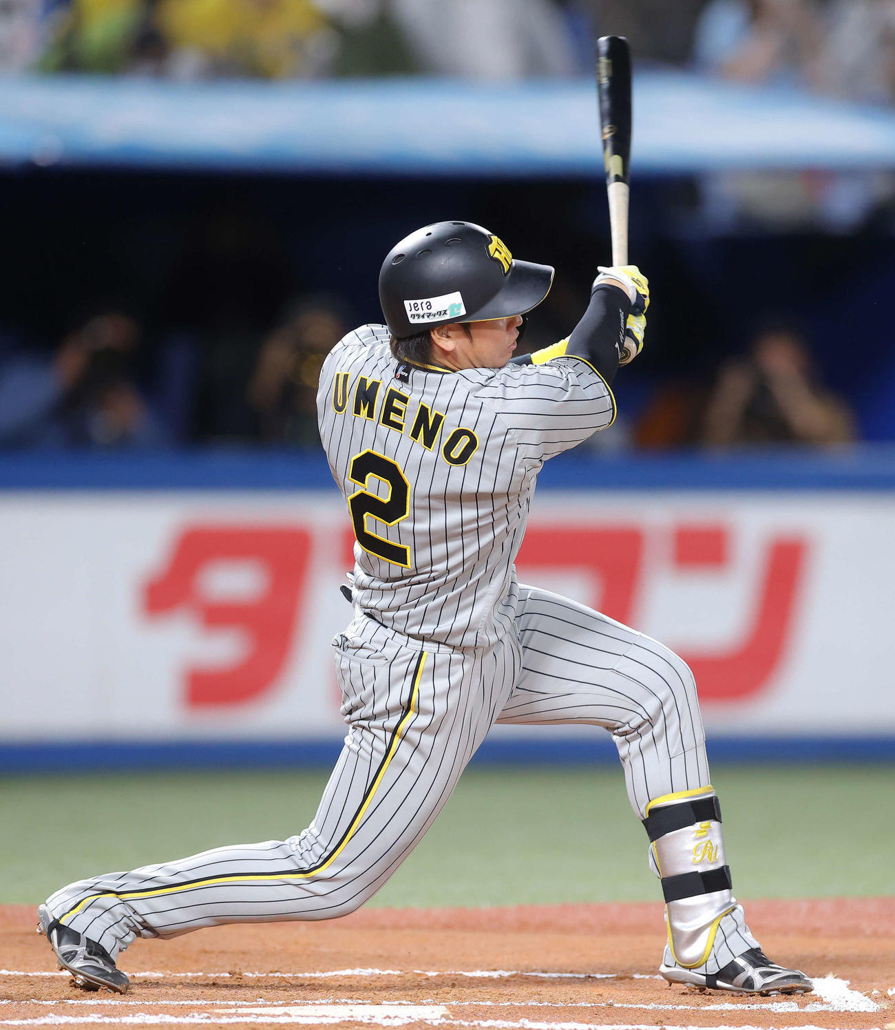 ヤクルト対阪神　6回表阪神無死、中越え二塁打を放つ梅野（撮影・河田真司）