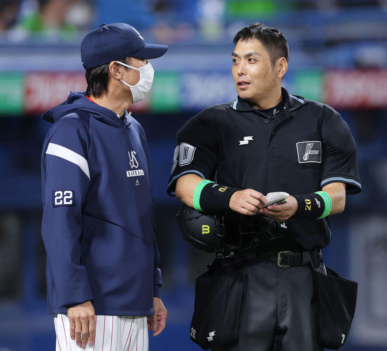 ヤクルト対阪神　6回裏を終え、高津監督（左）は白井球審に選手交代を告げる（撮影・河田真司）