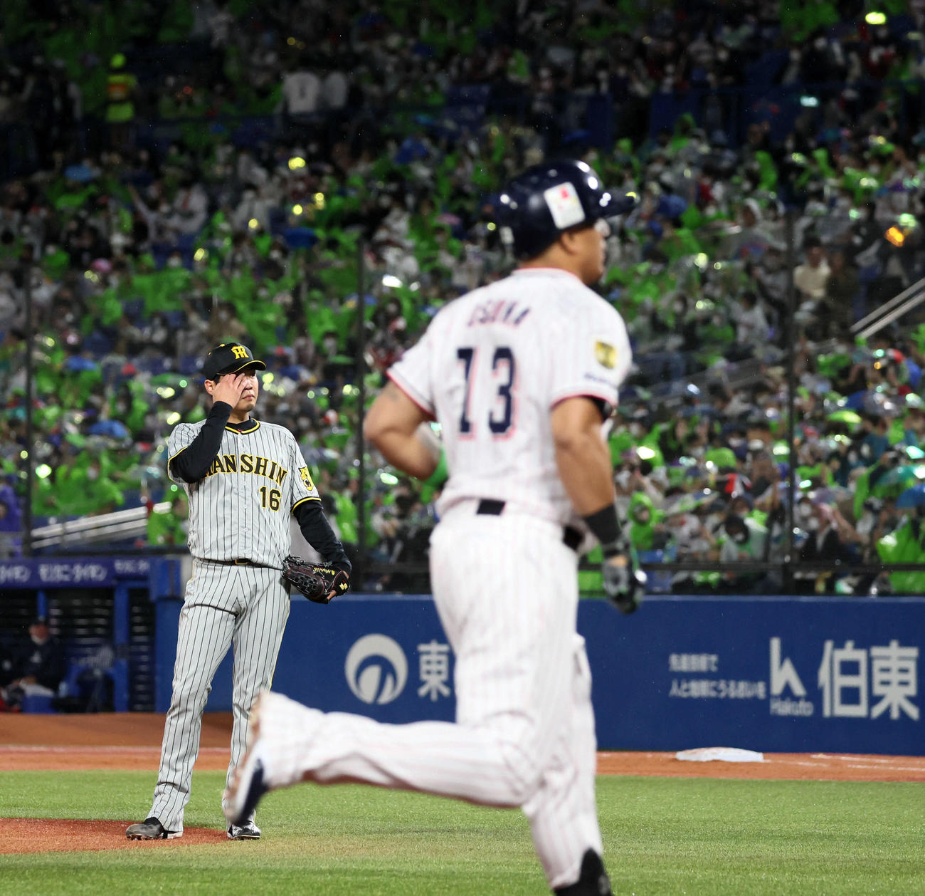 ヤクルト対阪神　1回裏ヤクルト2死一、二塁、西勇はオスナに先制の左越え3点本塁打を浴びる（撮影・加藤哉）