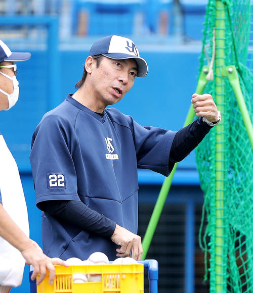 ヤクルト対阪神　試合前、練習を見るヤクルト高津監督（撮影・河田真司）
