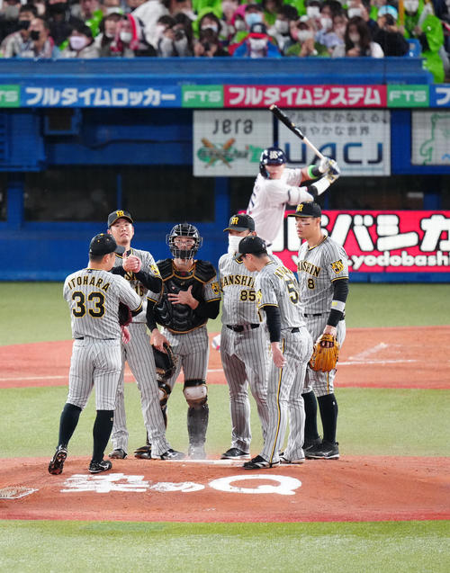 ヤクルト対阪神　2回裏ヤクルト2死一、二塁、マウンドで激励を受ける西勇（左から2人目）。後方は村上（撮影・江口和貴）