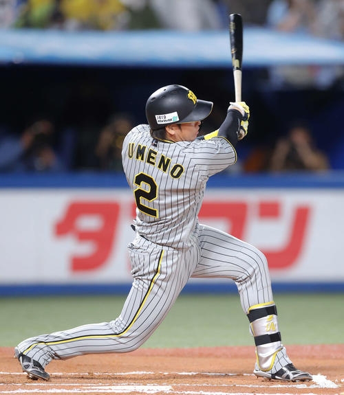 ヤクルト対阪神　6回表阪神無死、中越え二塁打を放つ梅野（撮影・河田真司）