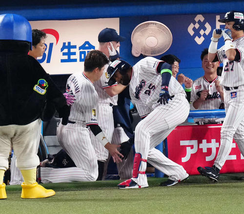 ヤクルト対阪神　6回裏ヤクルト無死一塁、2点本塁打を放ち、村上（中央左）とタッチを交わすサンタナ（撮影・江口和貴）