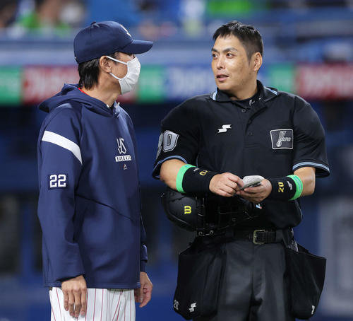 ヤクルト対阪神　6回裏を終え、高津監督（左）は白井球審に選手交代を告げる（撮影・河田真司）