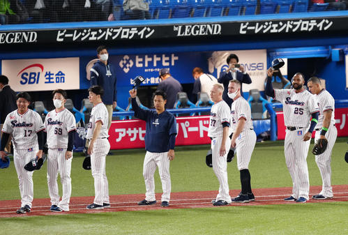 ヤクルト対阪神　阪神に勝利し、ファンにあいさつする小川（左から4人目）らヤクルトの選手たち（撮影・江口和貴）
