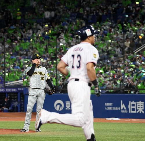 ヤクルト対阪神　1回裏ヤクルト2死一、二塁、西勇はオスナに先制の左越え3点本塁打を浴びる（撮影・加藤哉）