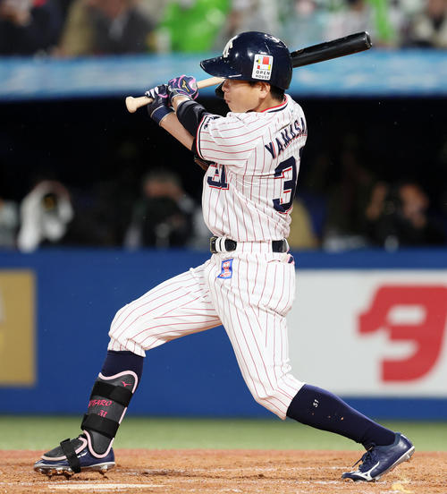 ヤクルト対阪神　2回裏ヤクルト2死三塁、山崎は中前適時打を放つ（撮影・加藤哉）
