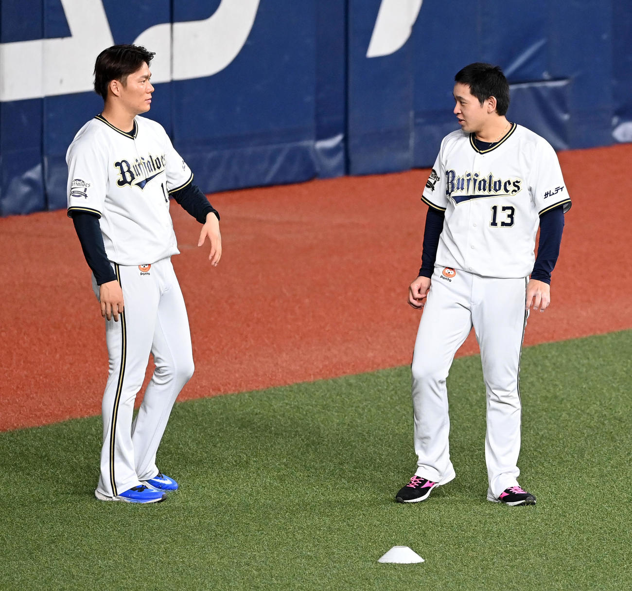練習で話す山本（左）と宮城（撮影・前岡正明）