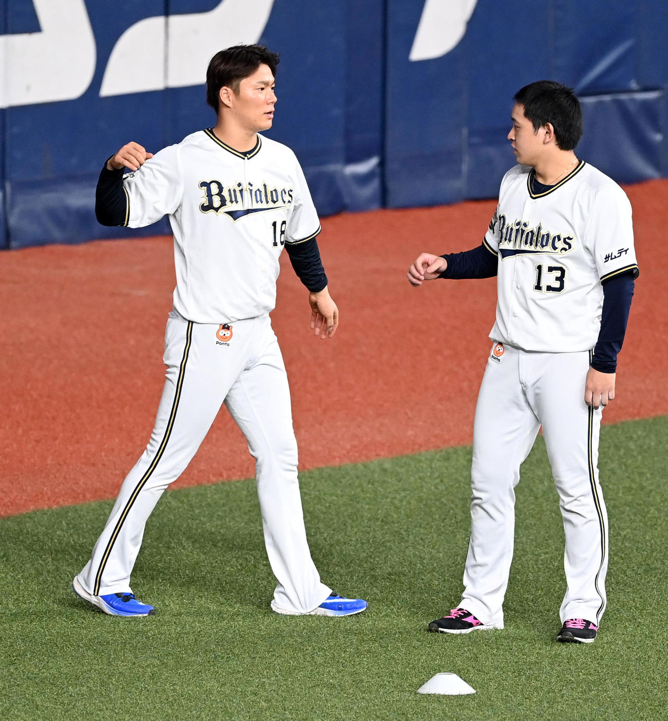 おっと山本（左）が宮城に（撮影・前岡正明）