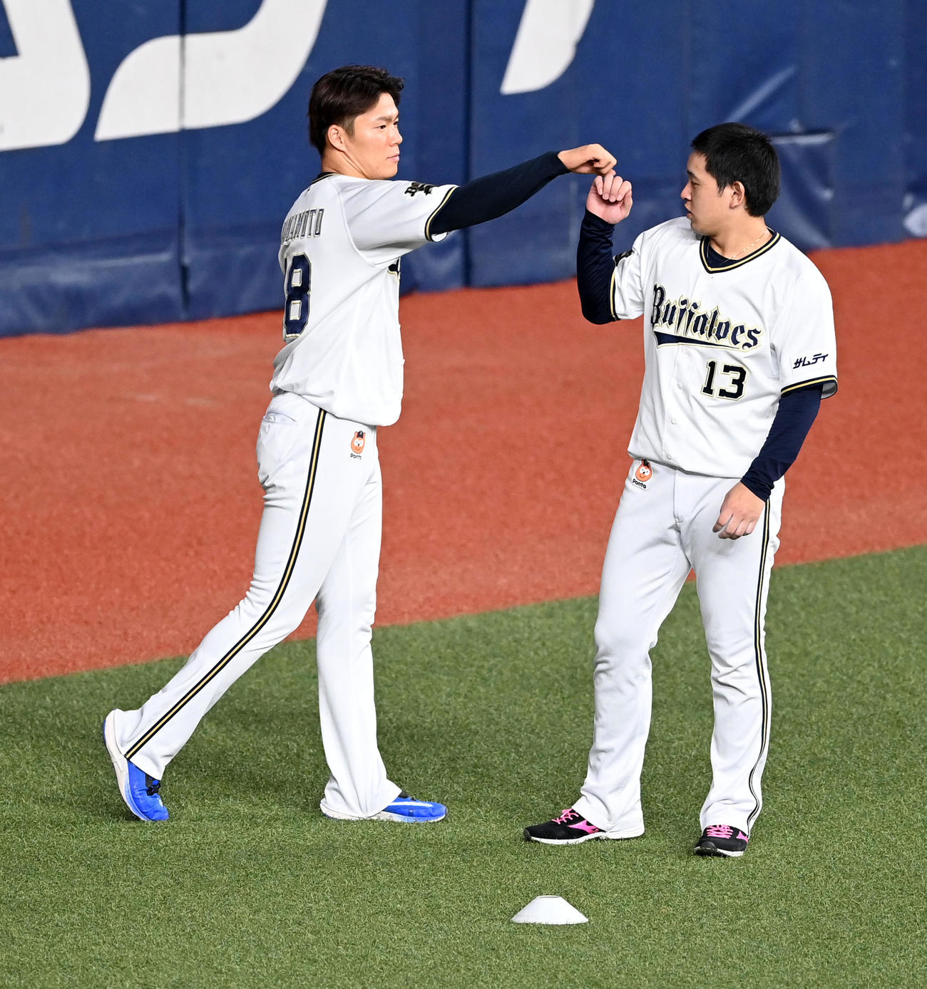 おっと山本（左）が宮城にパンチだ（撮影・前岡正明）